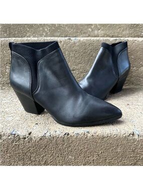 Bella~Vita Black Leather Ankle Booties 9M Pointed Toe Block Heel Chelsea